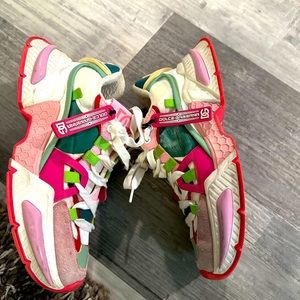 Dolce gabanna sneakers.